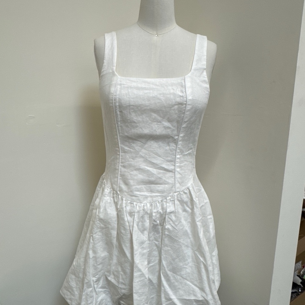 Elegant White Sleeveless Dress